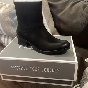 Brand New Dansko boots women’s 9.5 new never worn plastic still on them